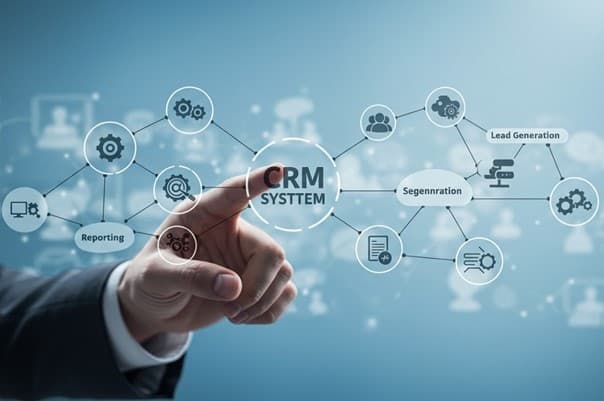 دست مردانه در حال انتخاب گزینه نرم افزار CRM
