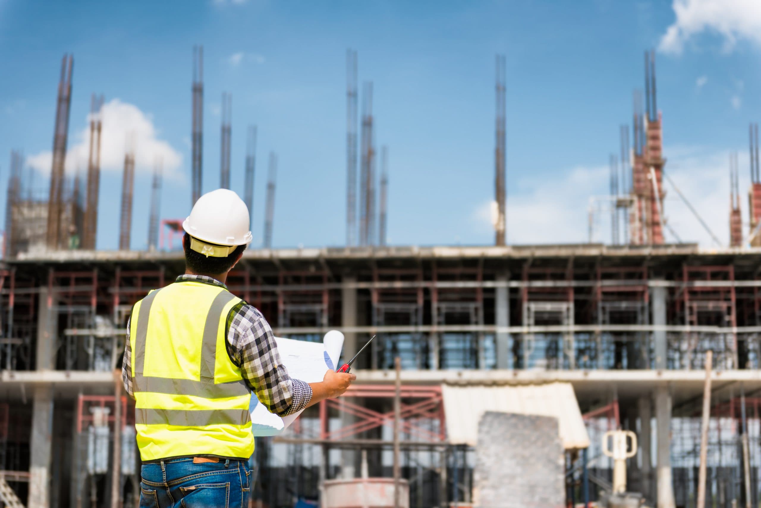 مهندس در حال مدیریت پروژه ساختمانی