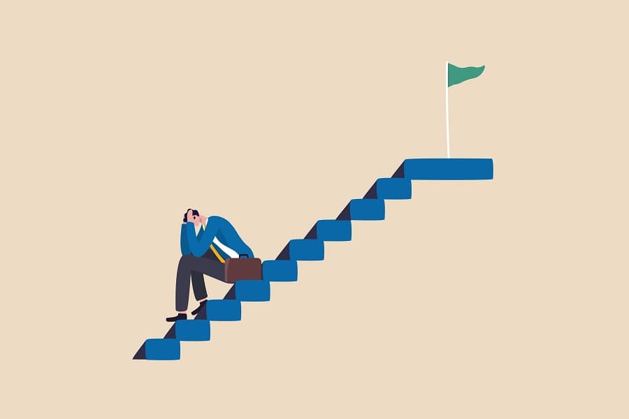فردی مستاصل روی پله نشسته