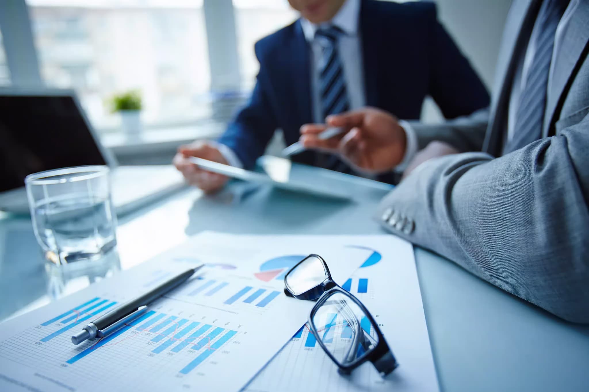 عینک روی نمودار تحلیلی در دفتر کاری