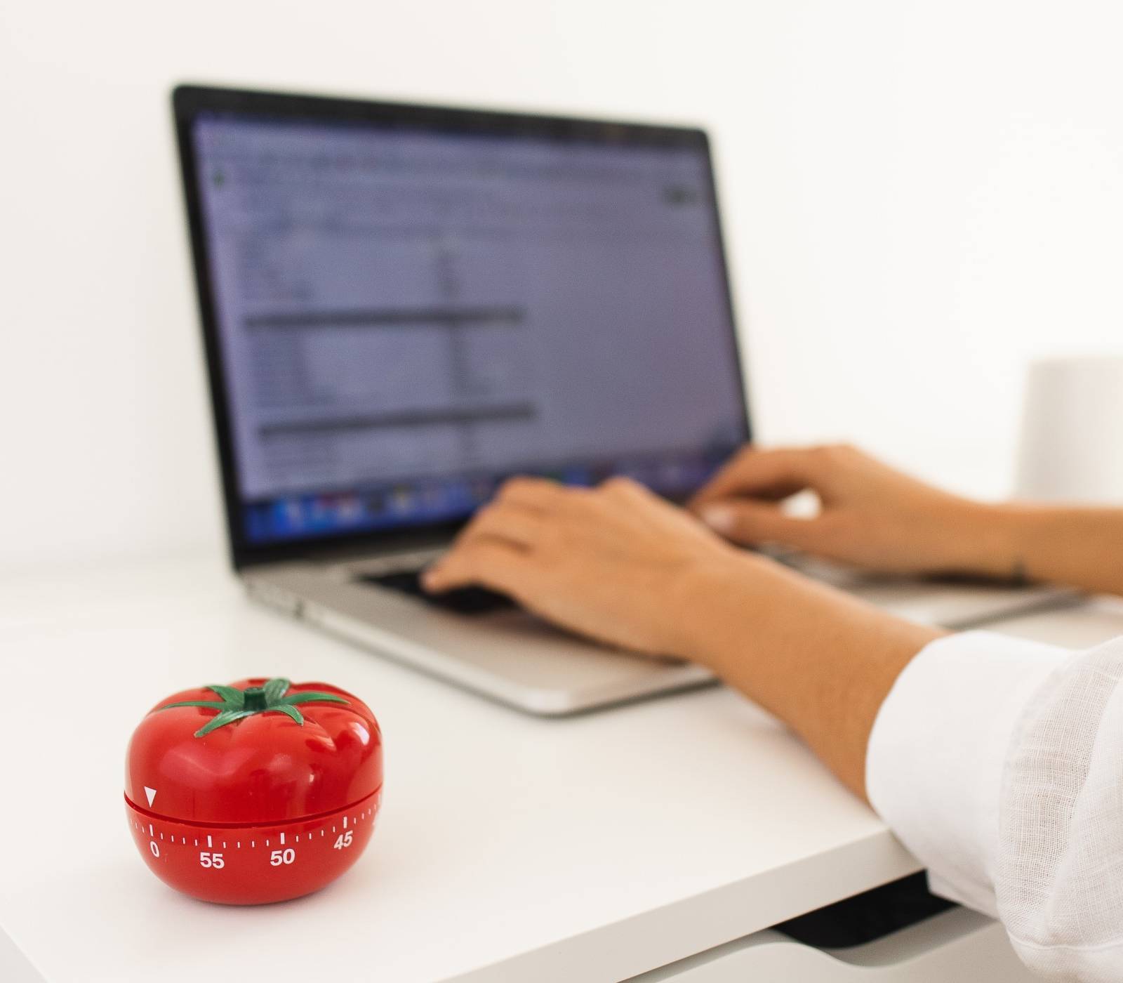 پومودورو تکنیک با تایمر گوجه فرنگی روی میز 