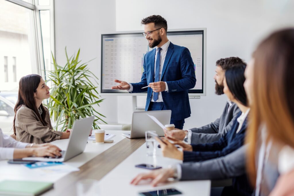 مدیر در جلسه با کارکنان در حال ارائه