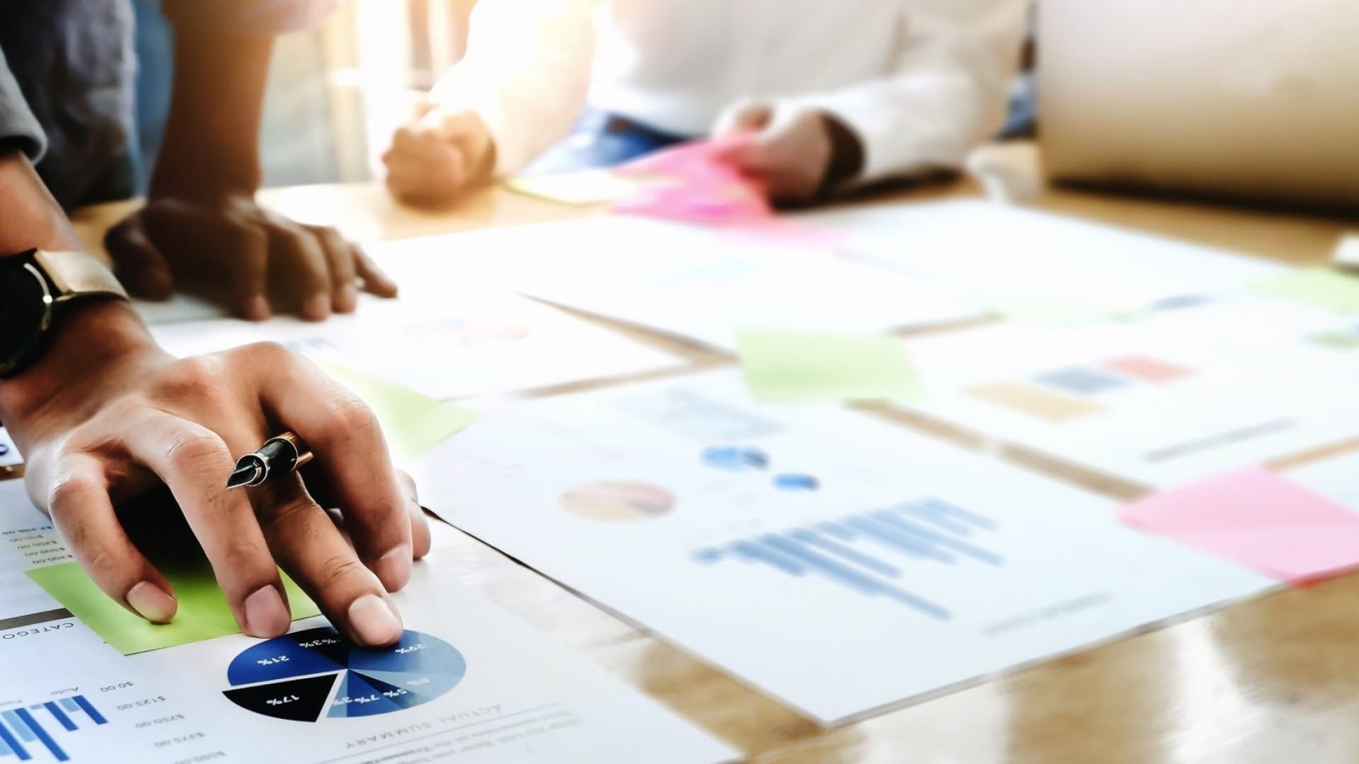 مدیر پروژه درحال ترسیم محدوده پروژه در قالب گانت چارت