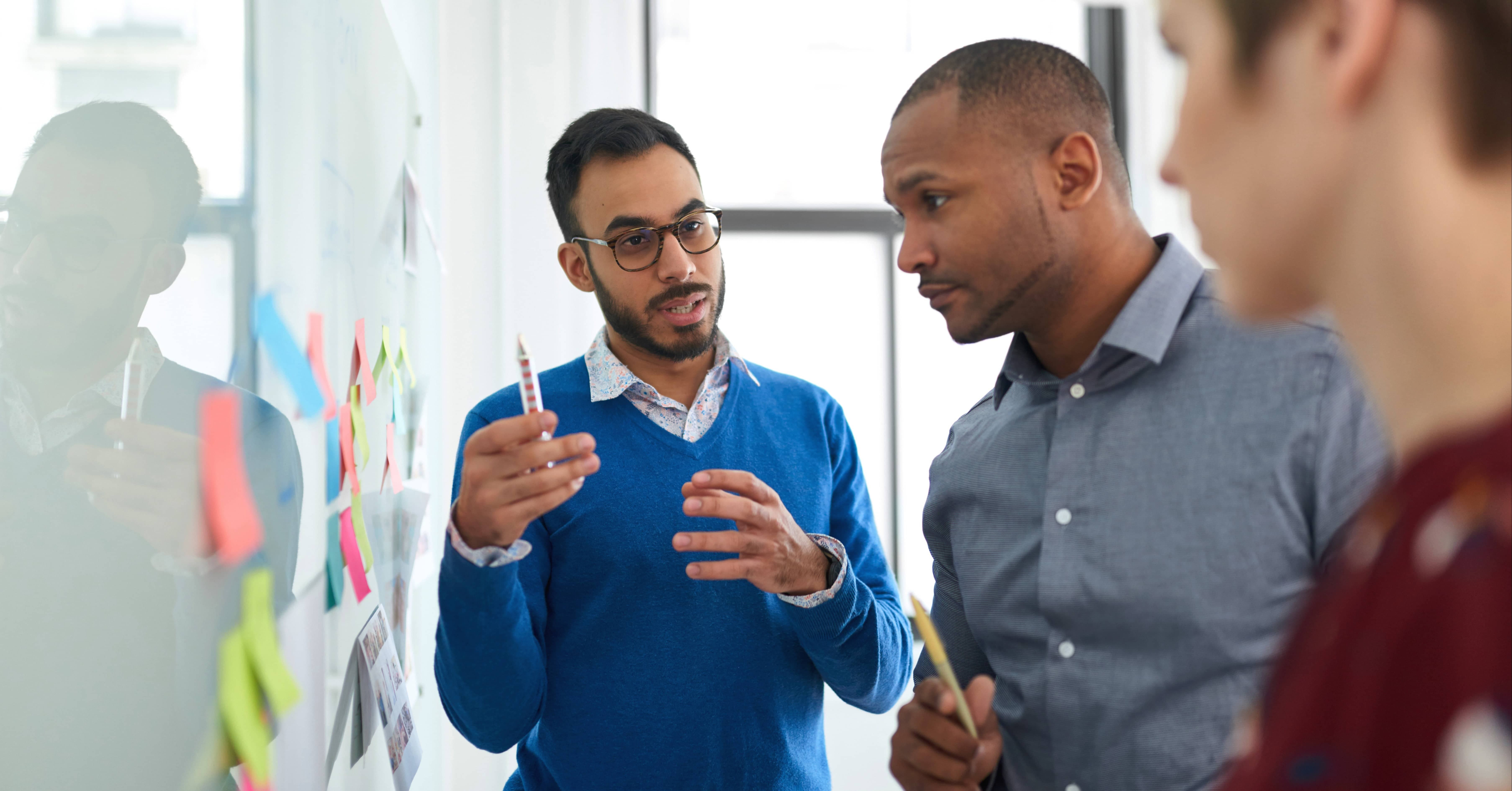 مدیر پروژه در مقابل بورد کانبان درحال ارائه به نیرو