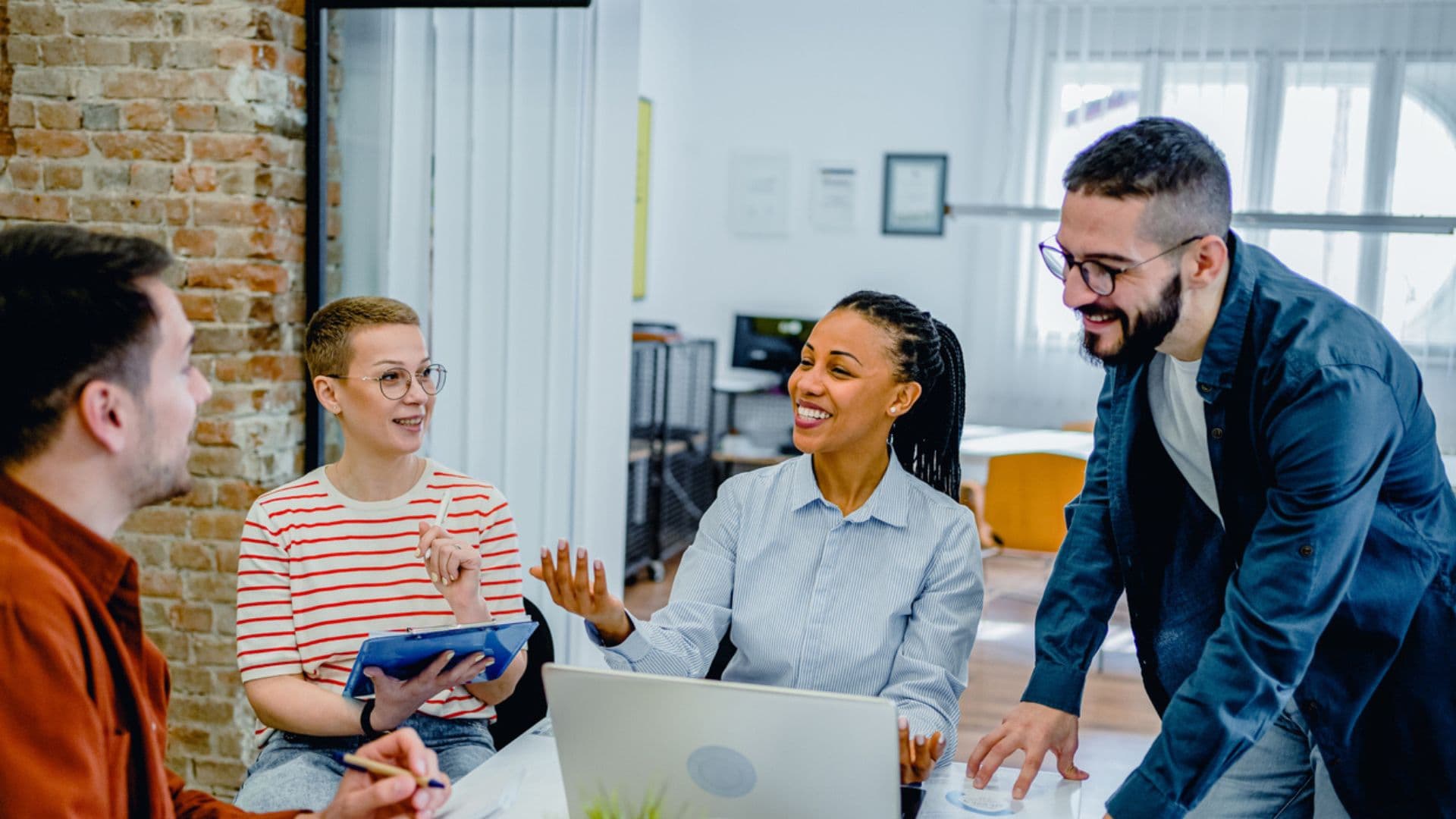 مدیر خانم در دفتر کار در حال ارائه و صحبت با کارکنان