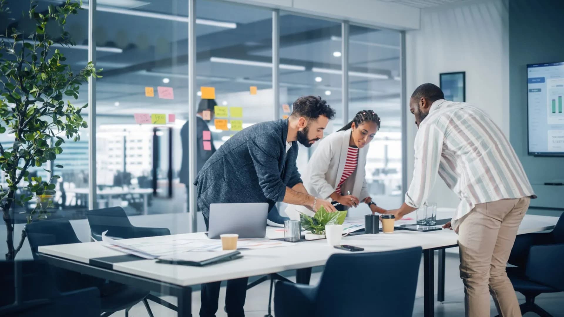 مدیر پروژه و همکاران در اتاق جلسات شرکت در حال صحبت و تصمیم‌گیری