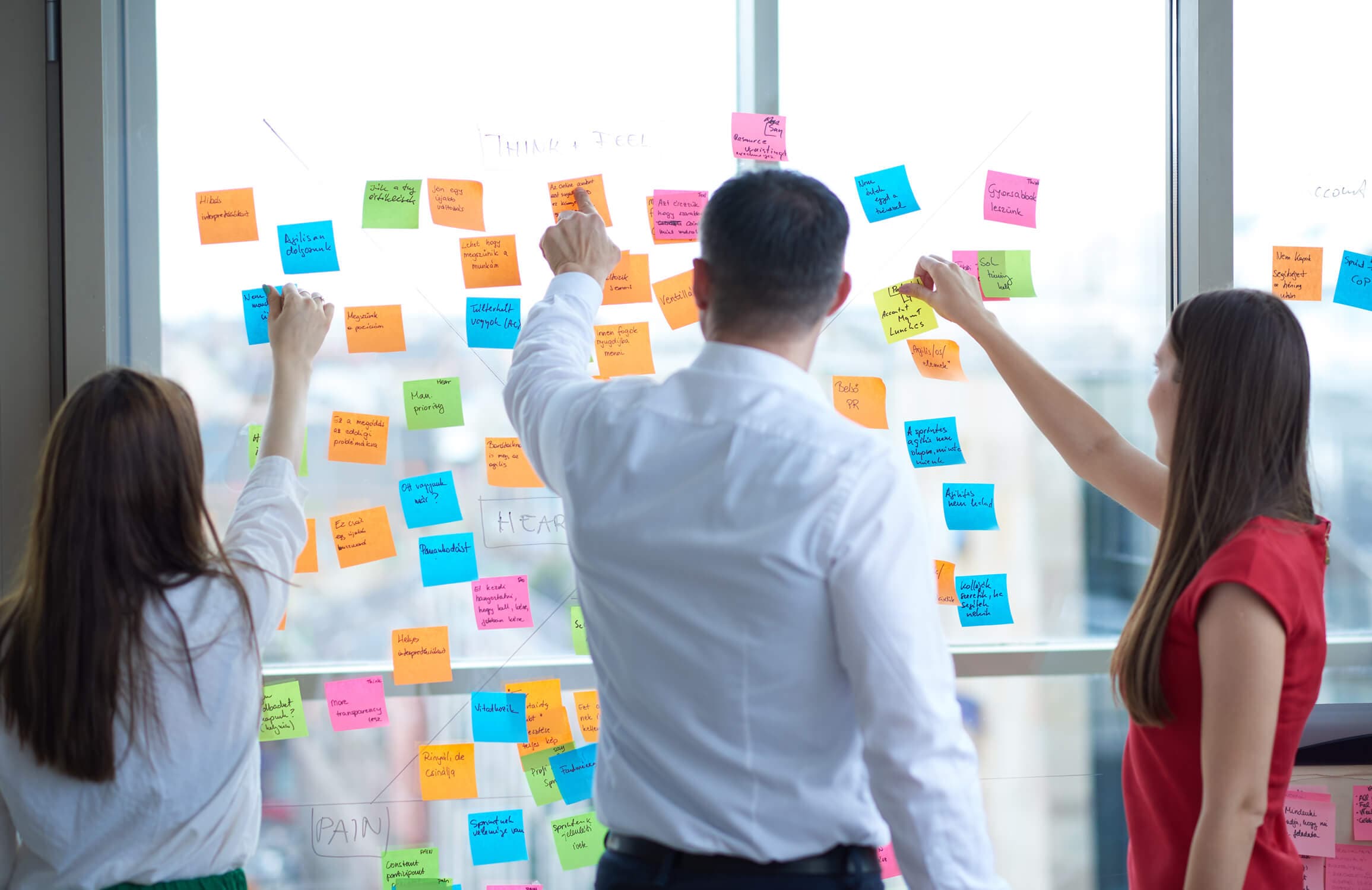 تیم مدیریت پروژه به روش اسکرام مقابل بورد اسکرام در دفتر شرکت