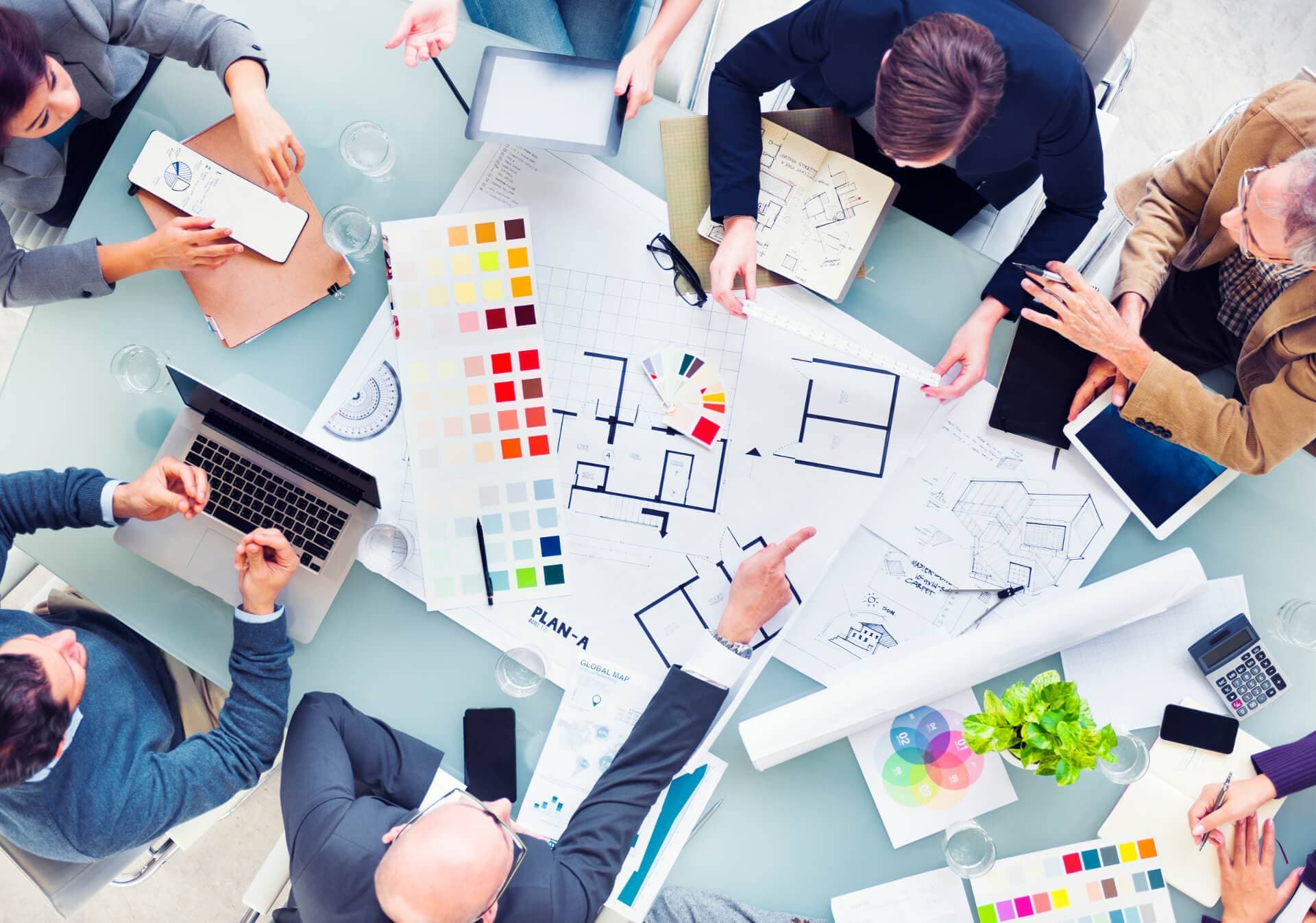 تیم توسعه در حال کار روی بورد اسکرام