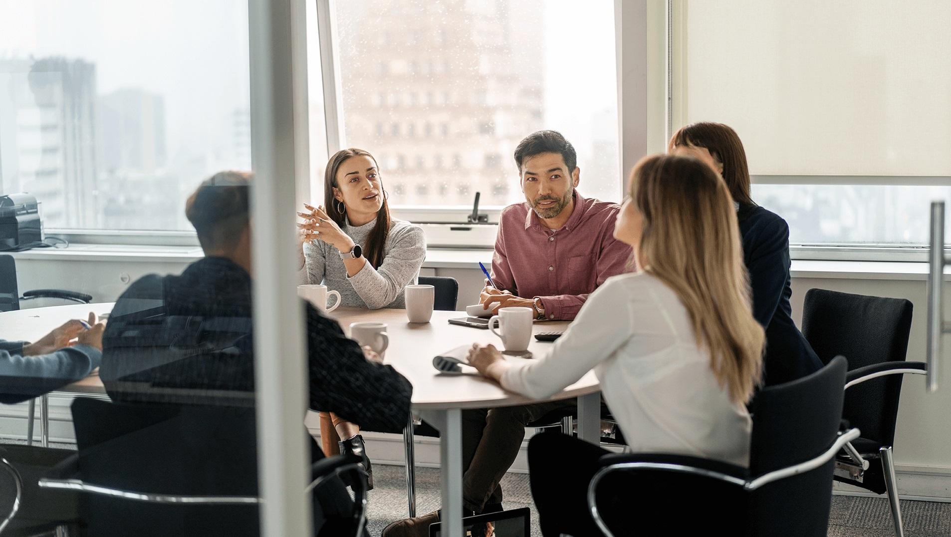 کارکنان در جلسه در شرکت برای تدوین طرح کاری سالانه