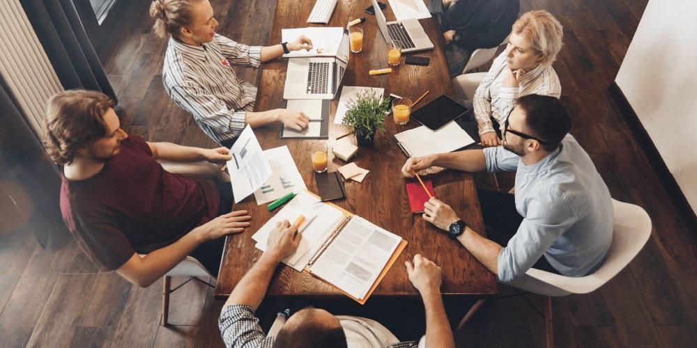 جلسه کار در محیط دفتر با طراحی سنتی و چوب